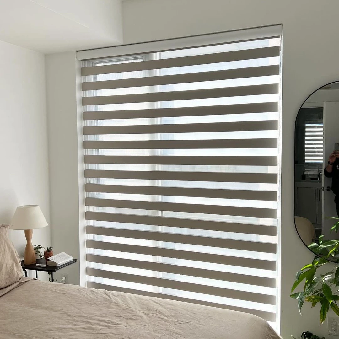 Cortina roller instalada en living