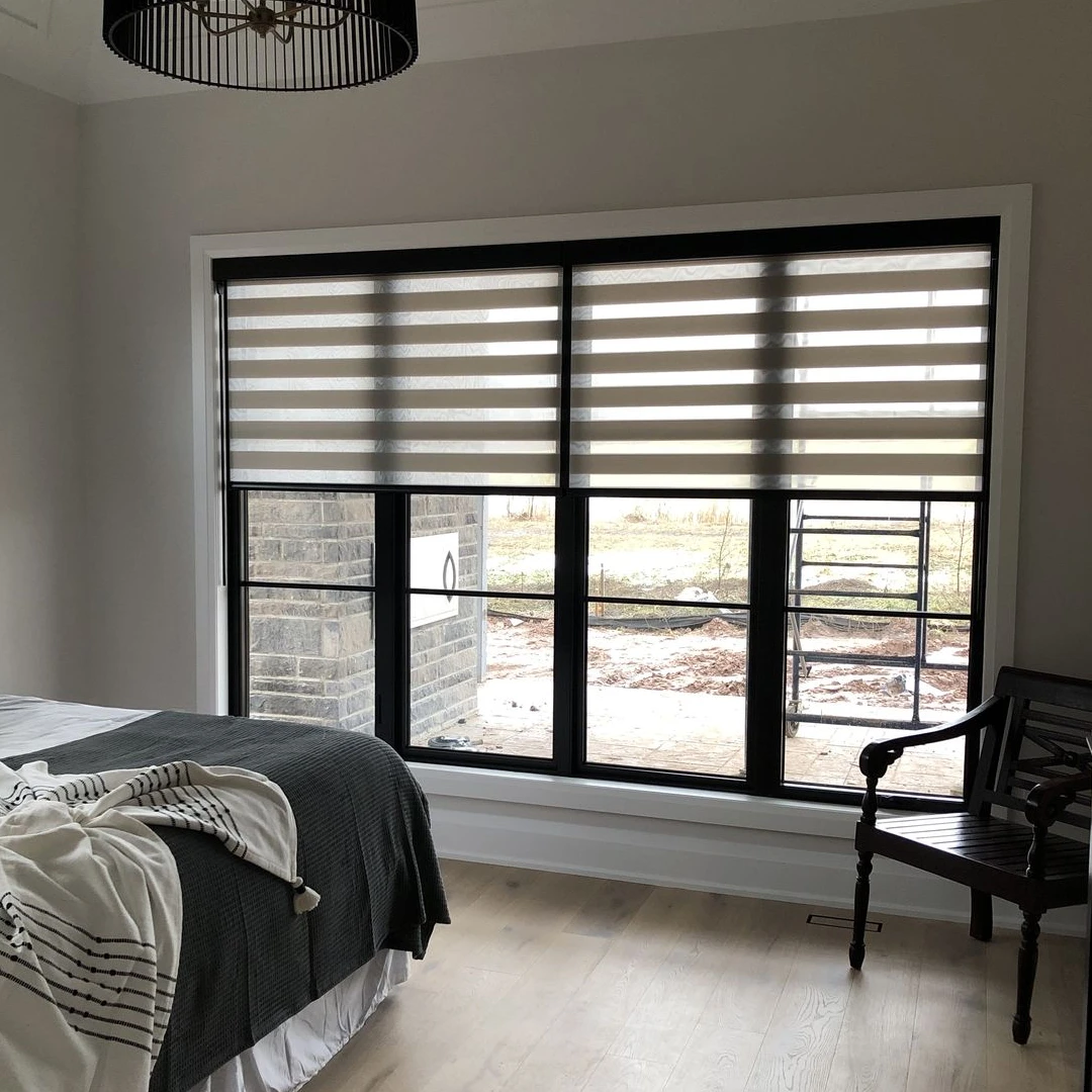Cortinas roller instaladas en hogar